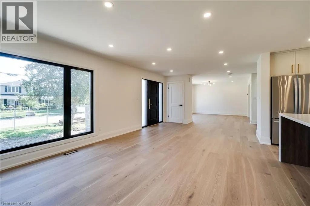 24 ROYCE Avenue