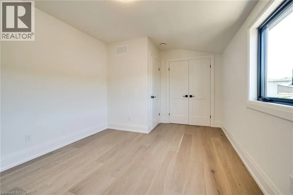 24 ROYCE Avenue
