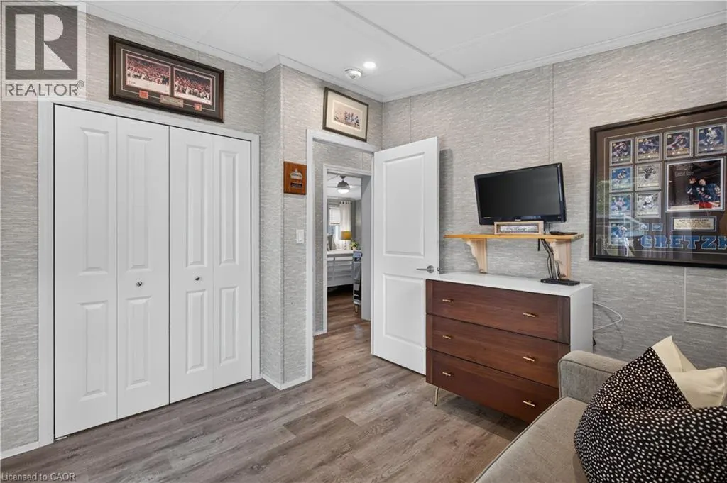 4449 MILBUROUGH  Unit# 5 Oak Street