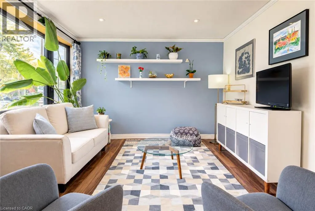 8 PEEL Street N
