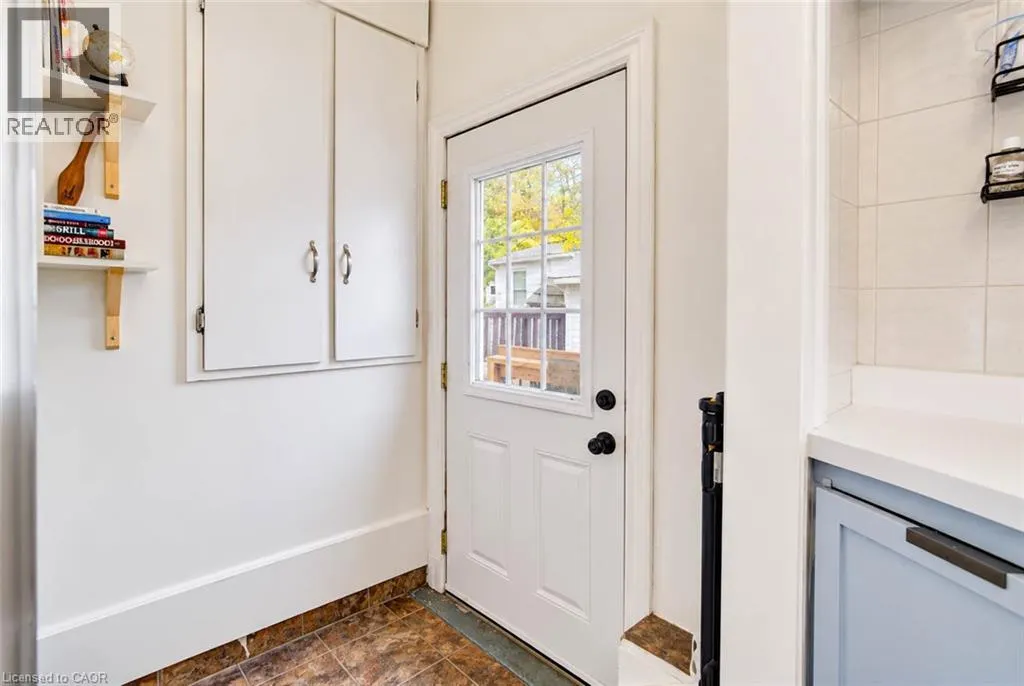 8 PEEL Street N