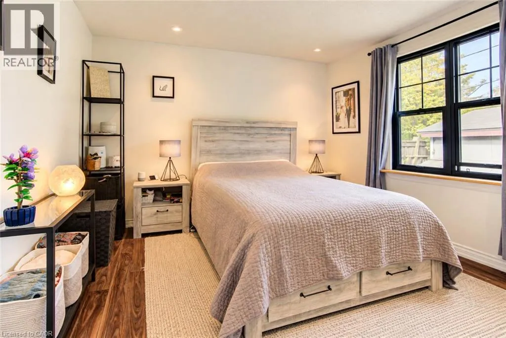 8 PEEL Street N