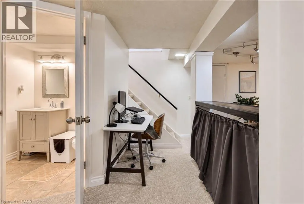 8 PEEL Street N