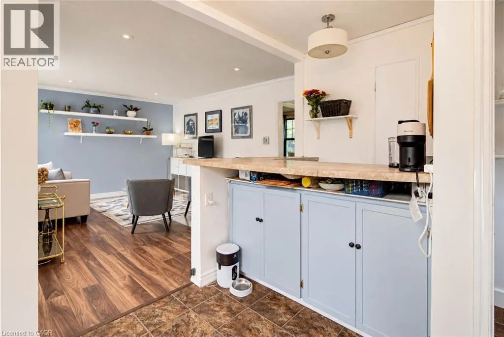 8 PEEL Street N