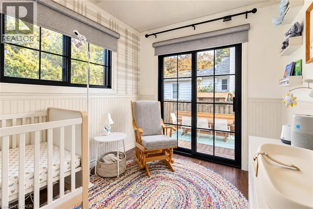 8 PEEL Street N