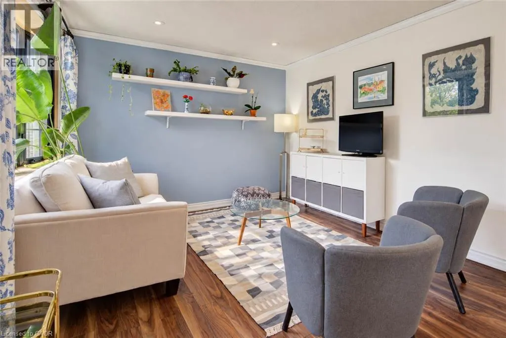 8 PEEL Street N