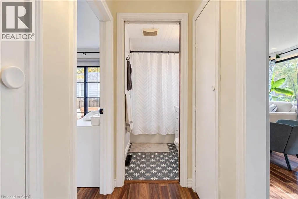 8 PEEL Street N