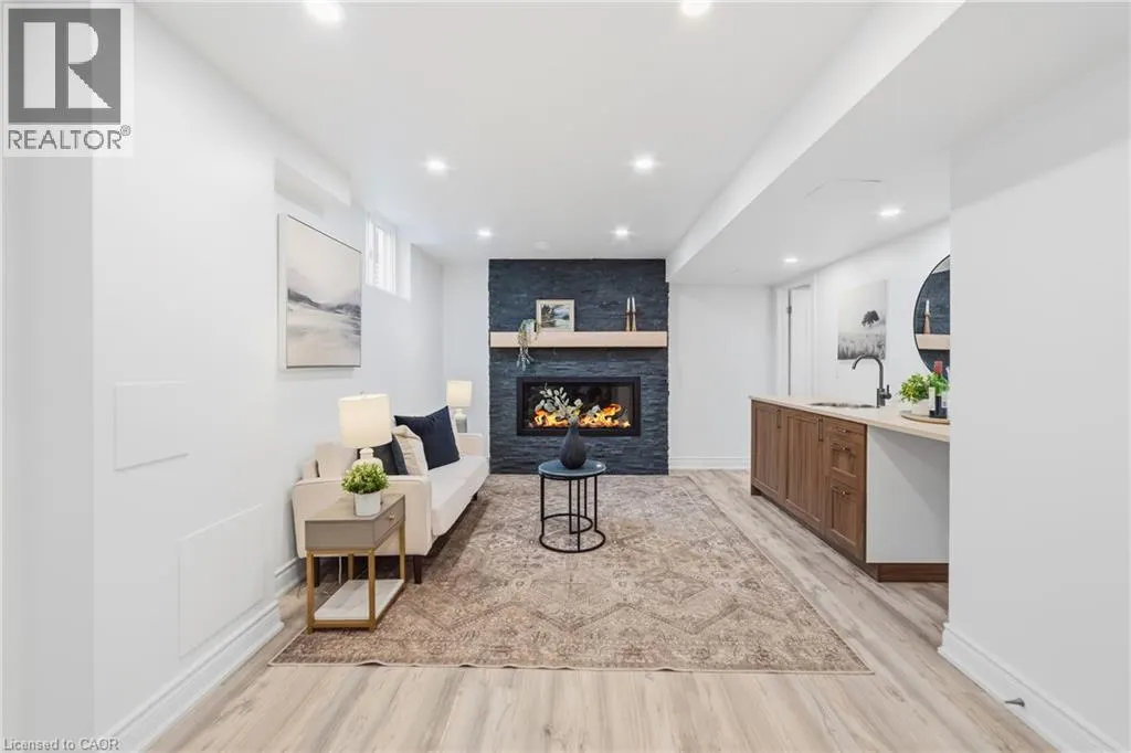 1085 HARROGATE Drive Unit# 5 #5