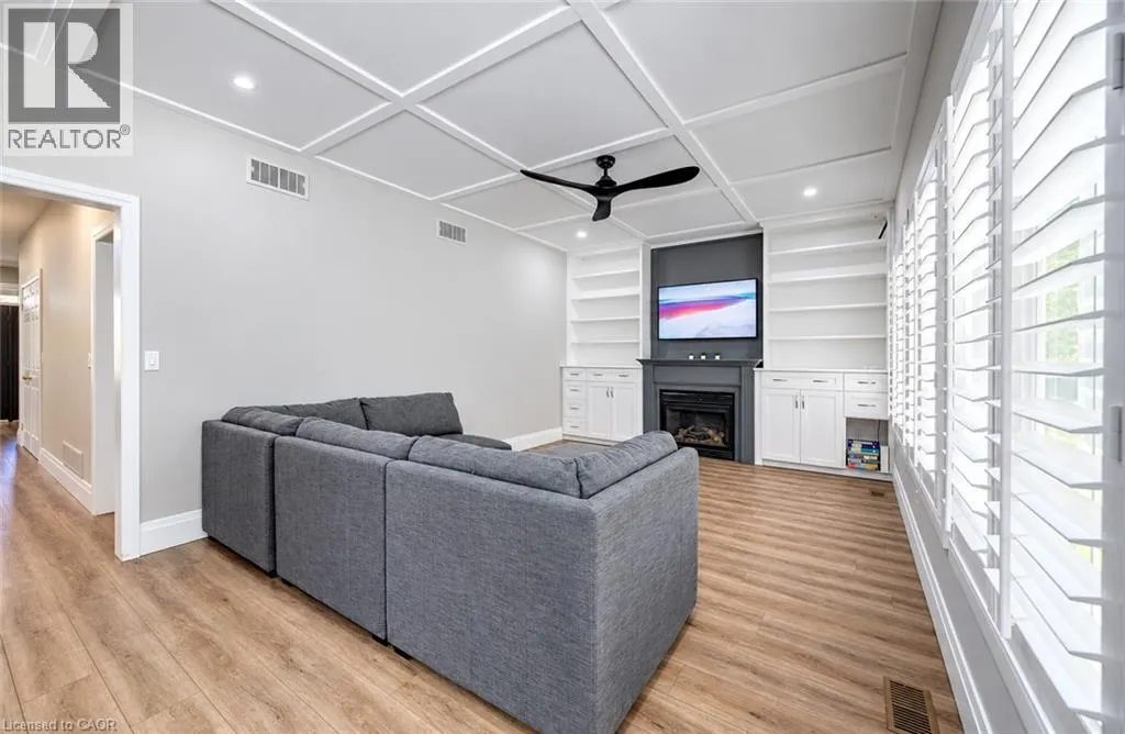 102 SCHWEITZER Crescent