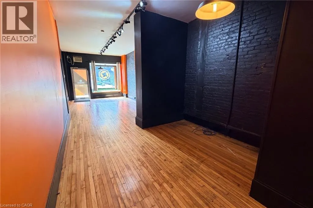 319 KING Street E