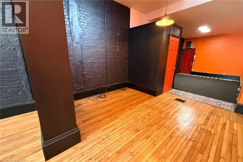 319 KING Street E