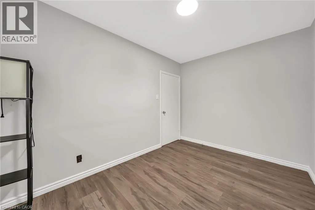 284 CEDAR Crescent