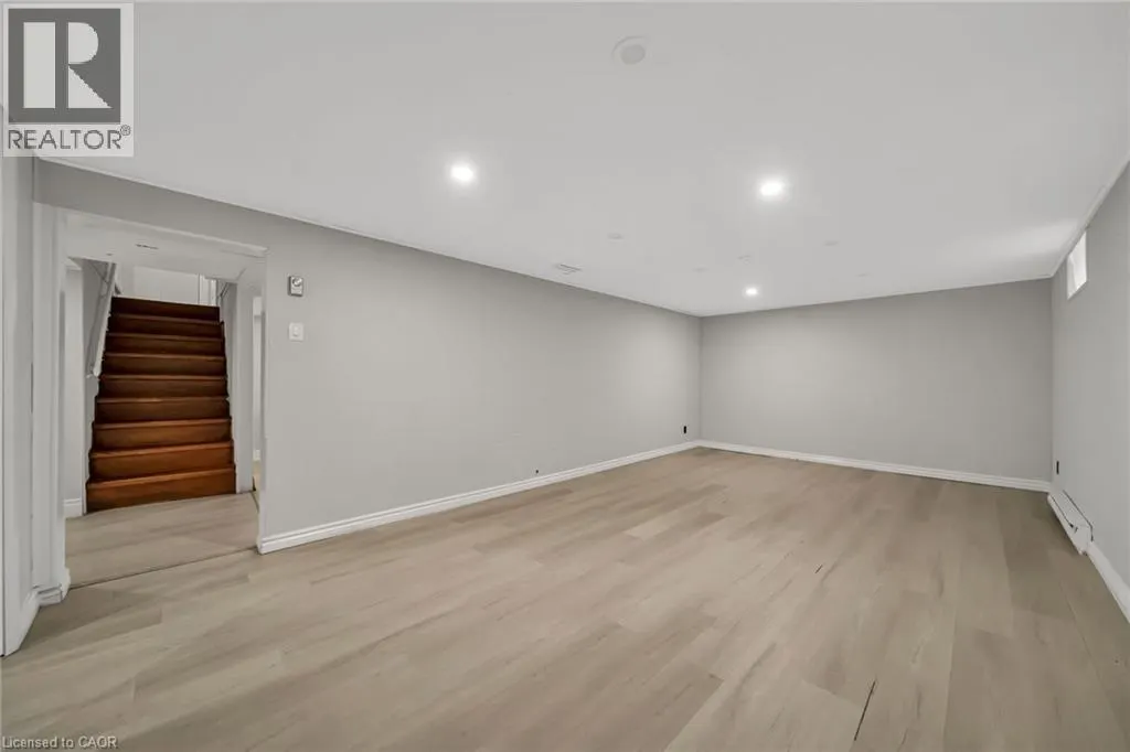 284 CEDAR Crescent