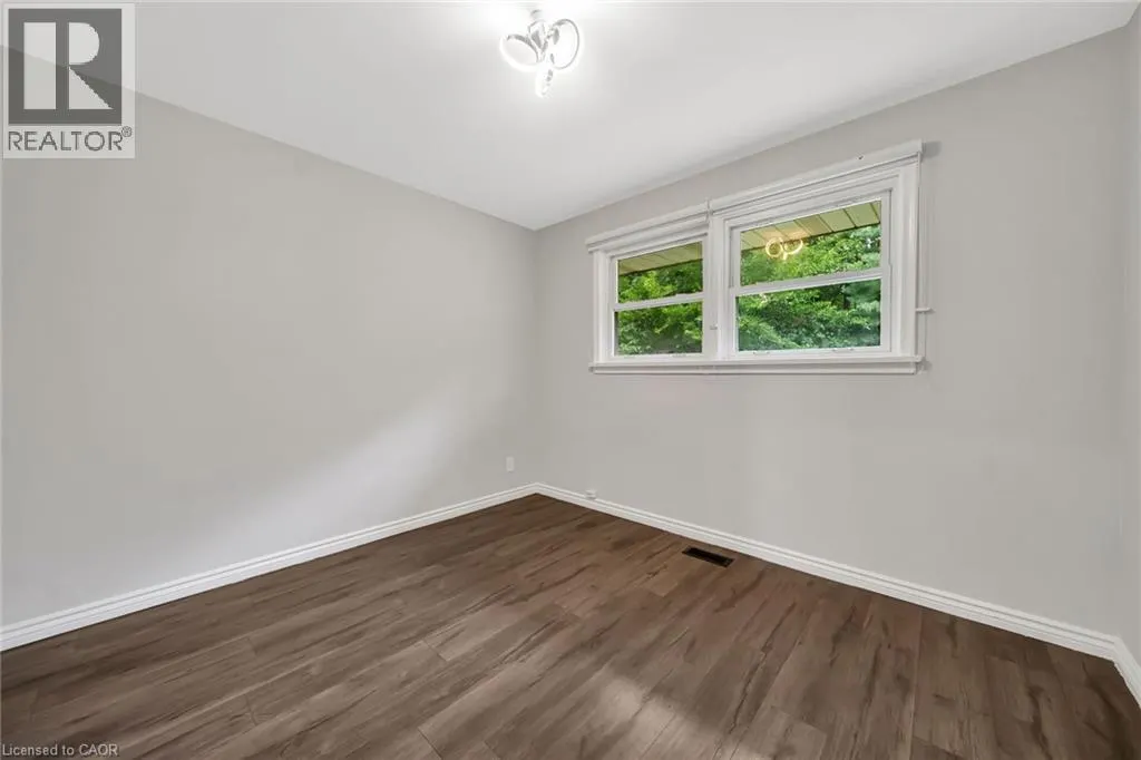 284 CEDAR Crescent