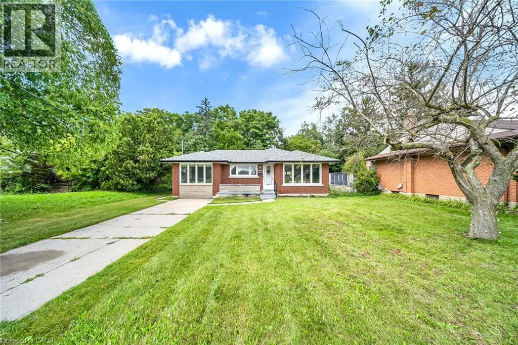 284 CEDAR Crescent