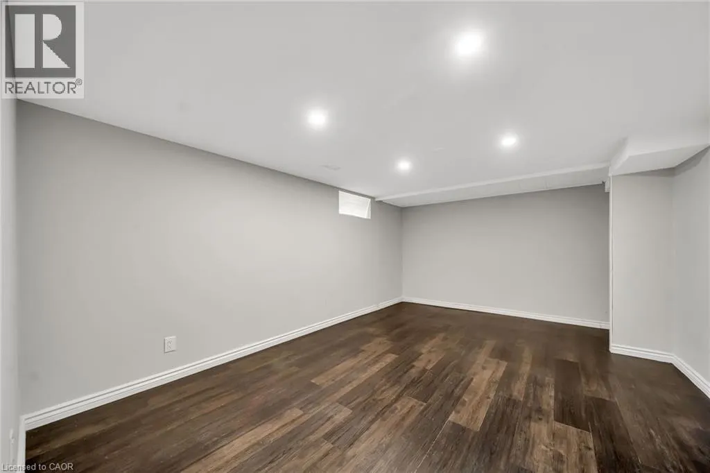 284 CEDAR Crescent