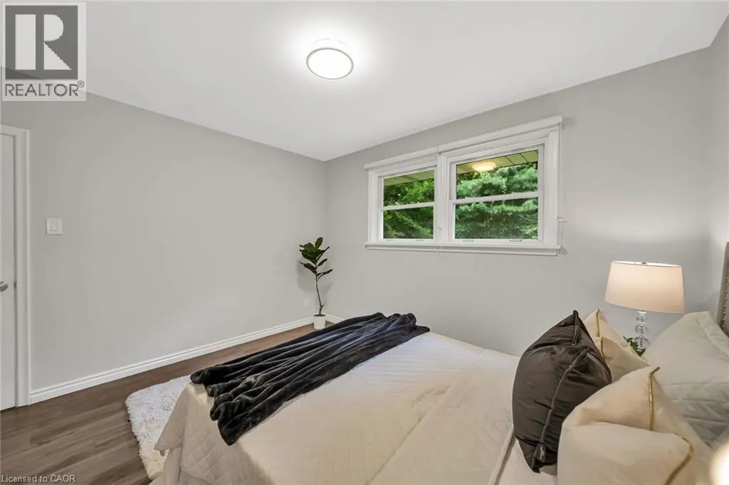 284 CEDAR Crescent