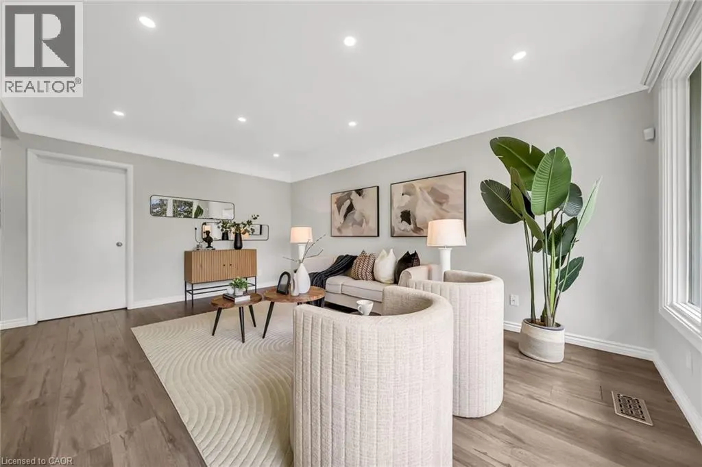 284 CEDAR Crescent