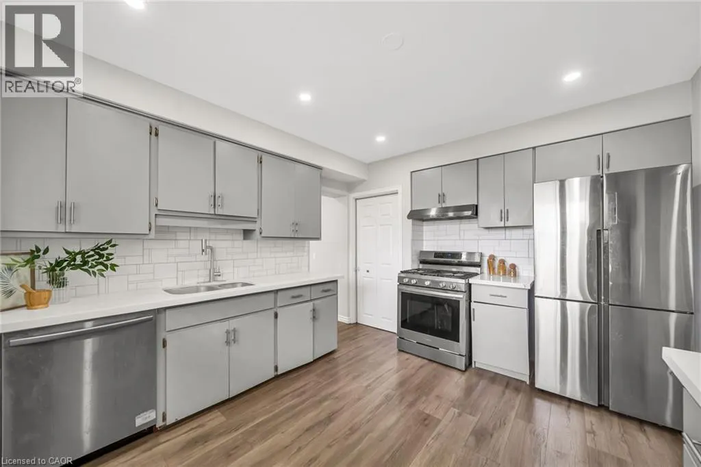284 CEDAR Crescent