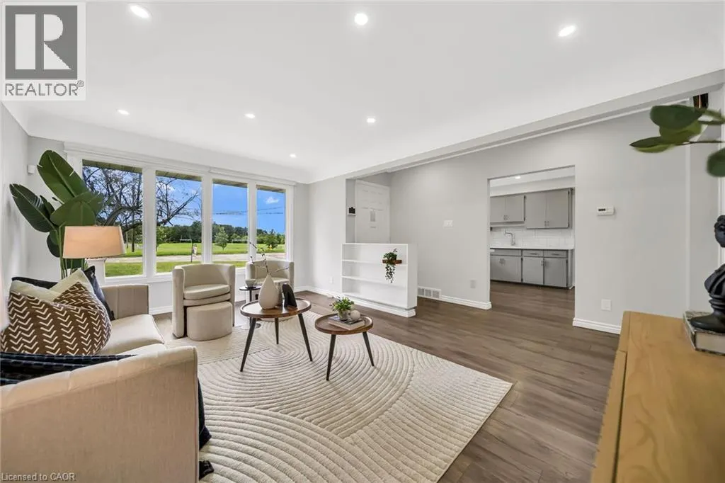 284 CEDAR Crescent