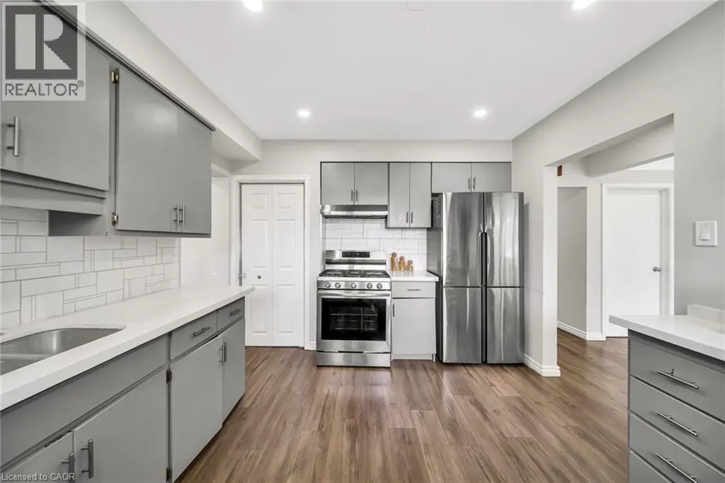 284 CEDAR Crescent