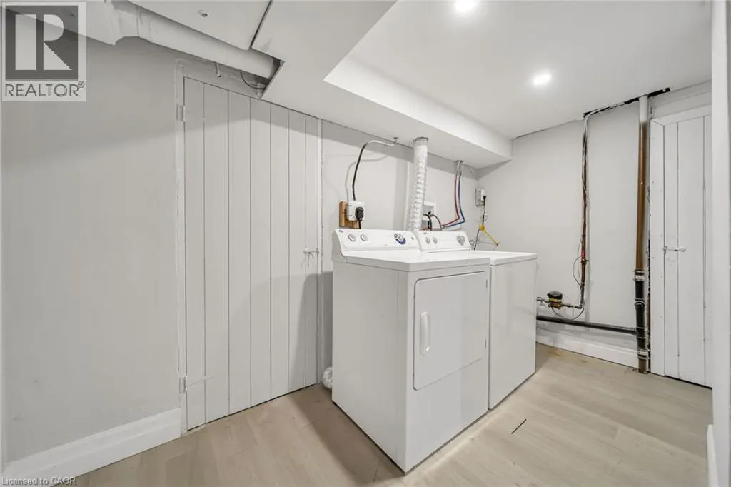 284 CEDAR Crescent