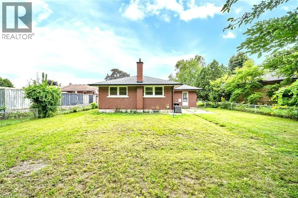 284 CEDAR Crescent