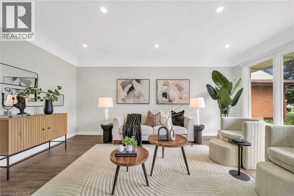 284 CEDAR Crescent