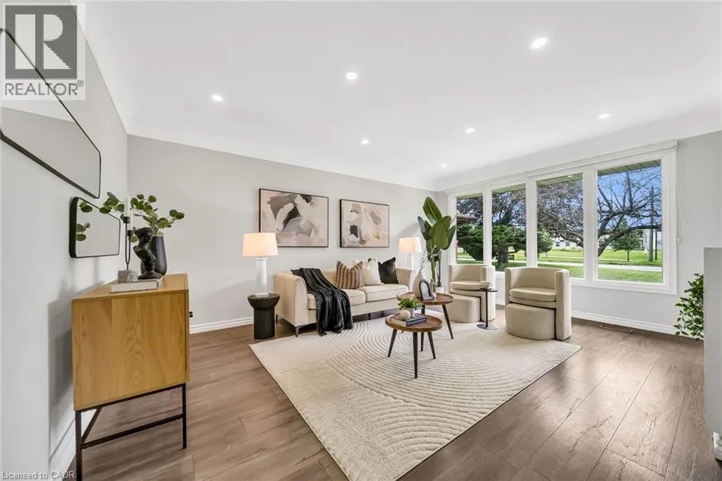 284 CEDAR Crescent