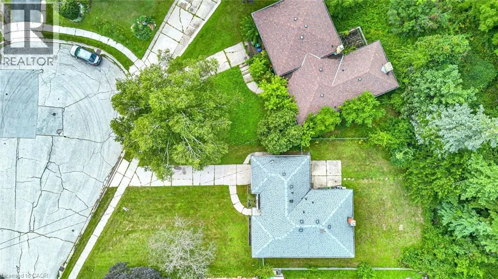 284 CEDAR Crescent