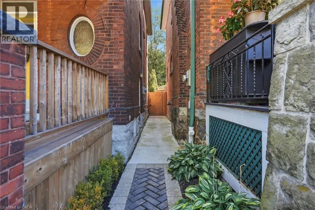 35 FAIRLEIGH Avenue S