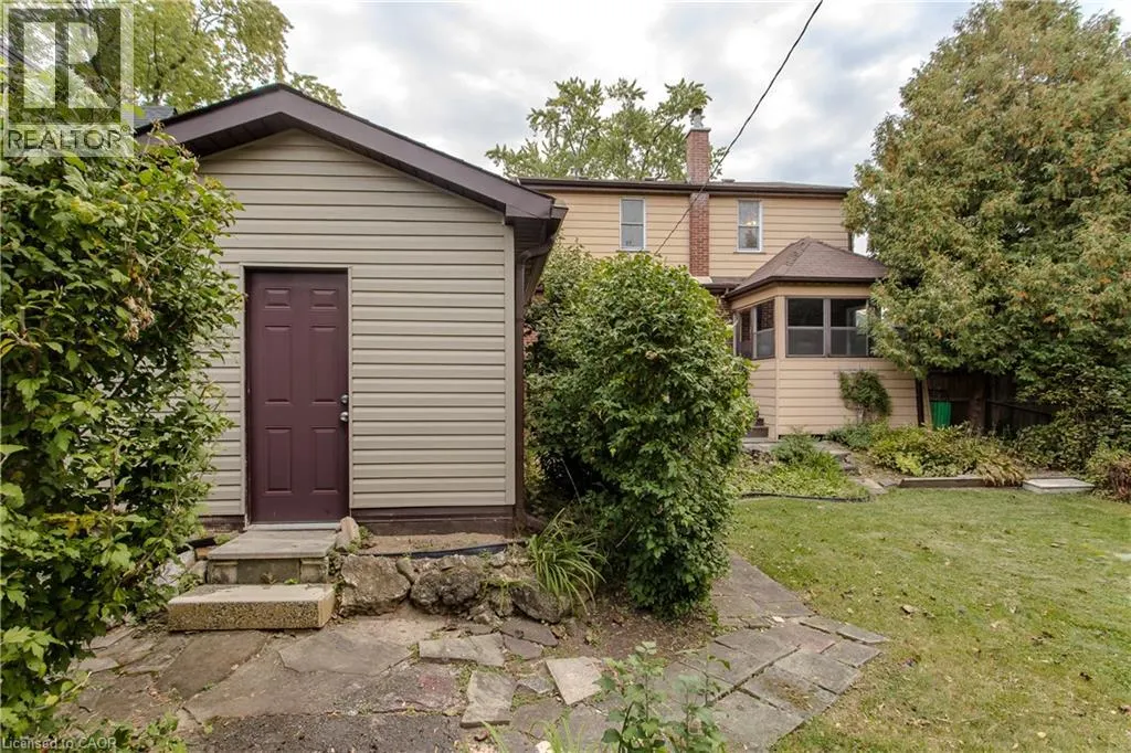 2104 EMERALD Crescent