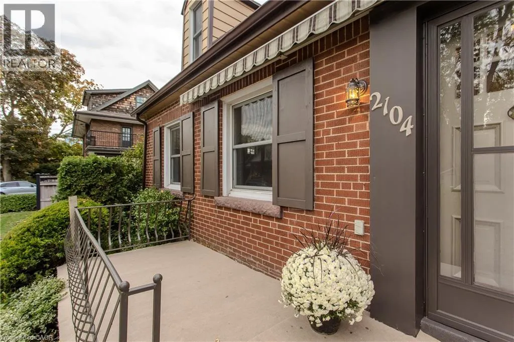 2104 EMERALD Crescent