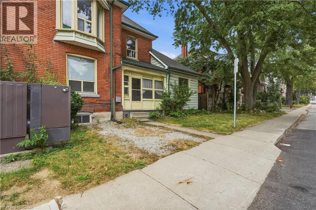 418 MAIN Street W