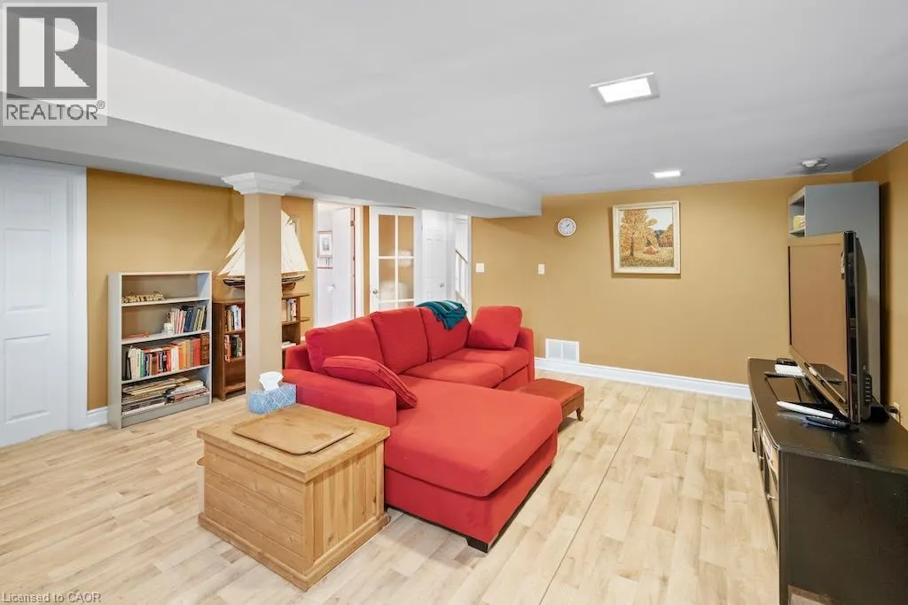 583 STEPHENS Crescent