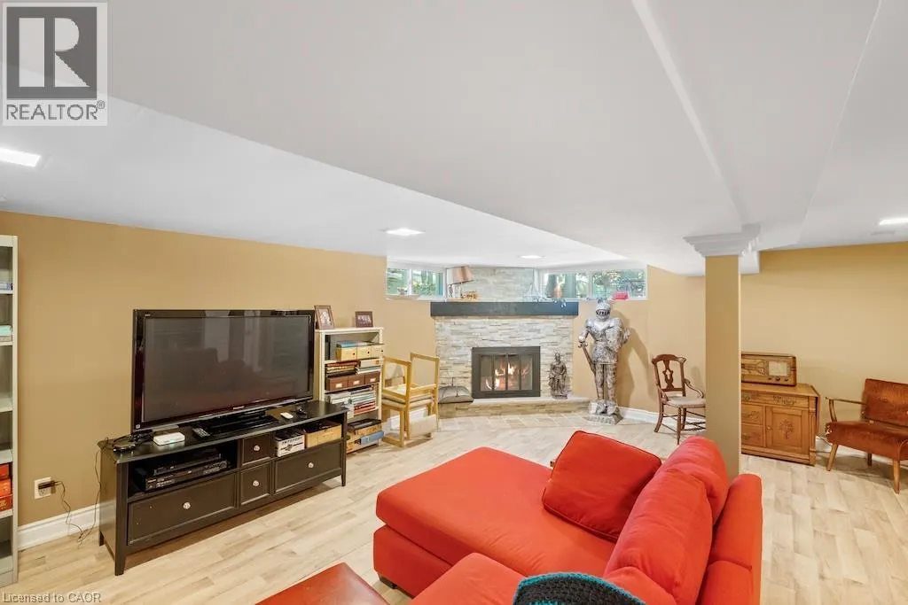 583 STEPHENS Crescent