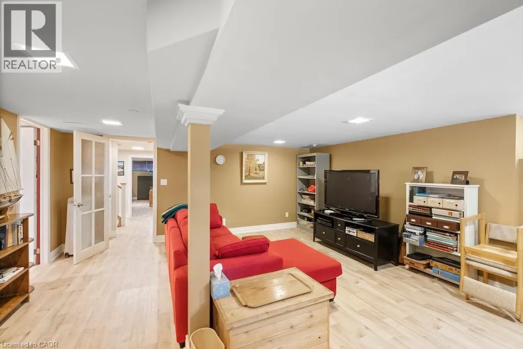 583 STEPHENS Crescent