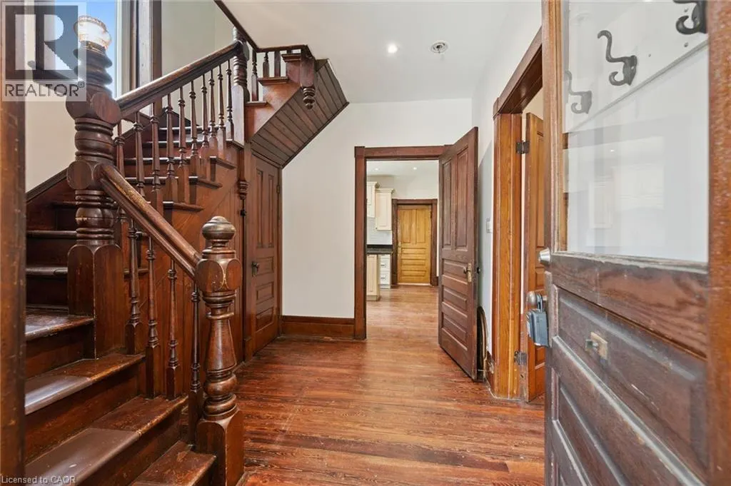 245 LOWTHER Street S
