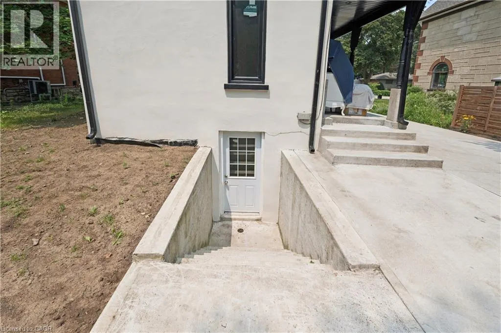 245 LOWTHER Street S