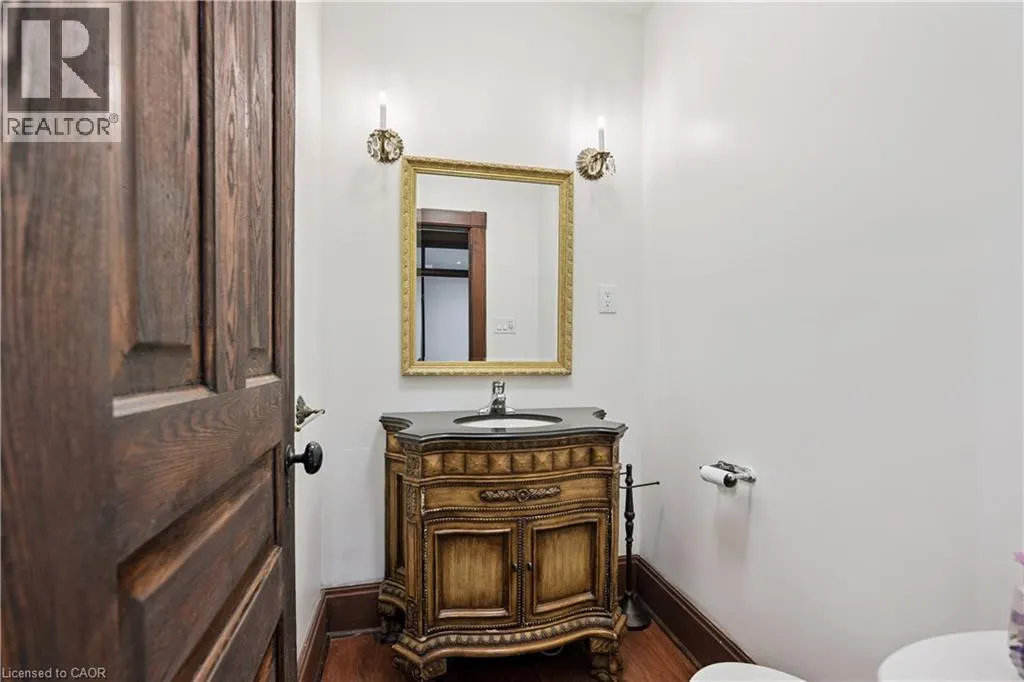 245 LOWTHER Street S