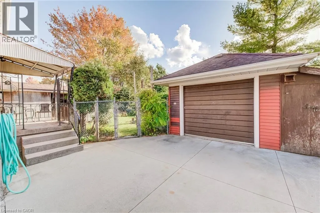 11 CRESTWOOD Avenue