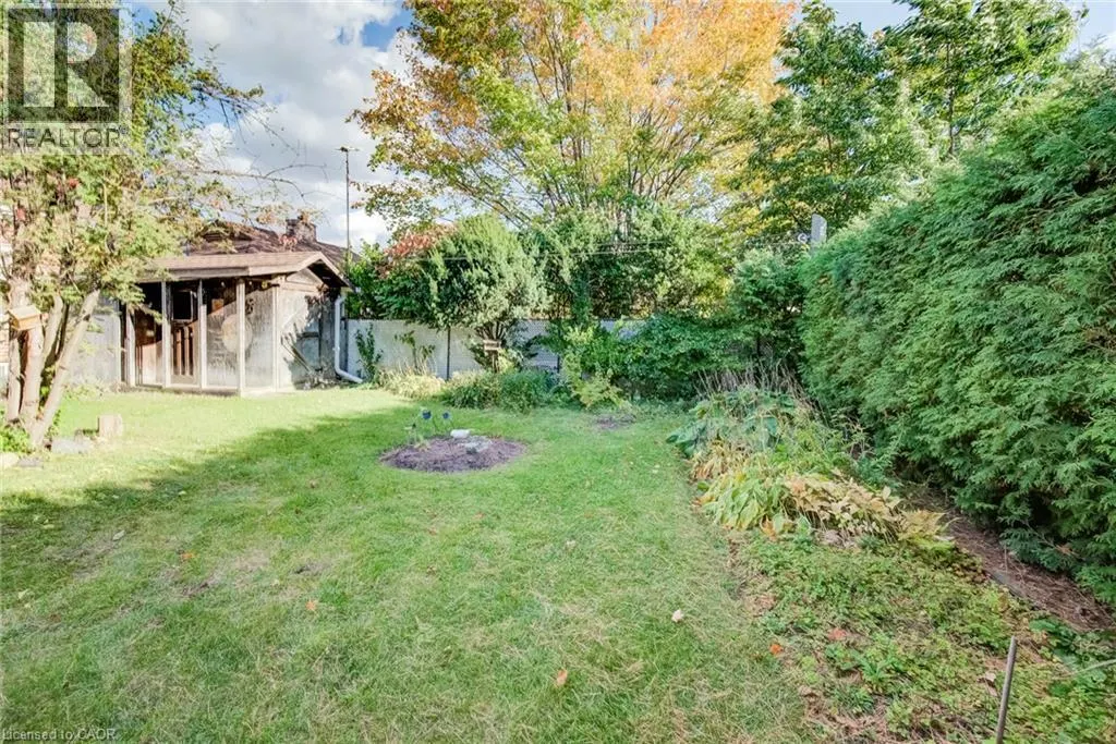 11 CRESTWOOD Avenue