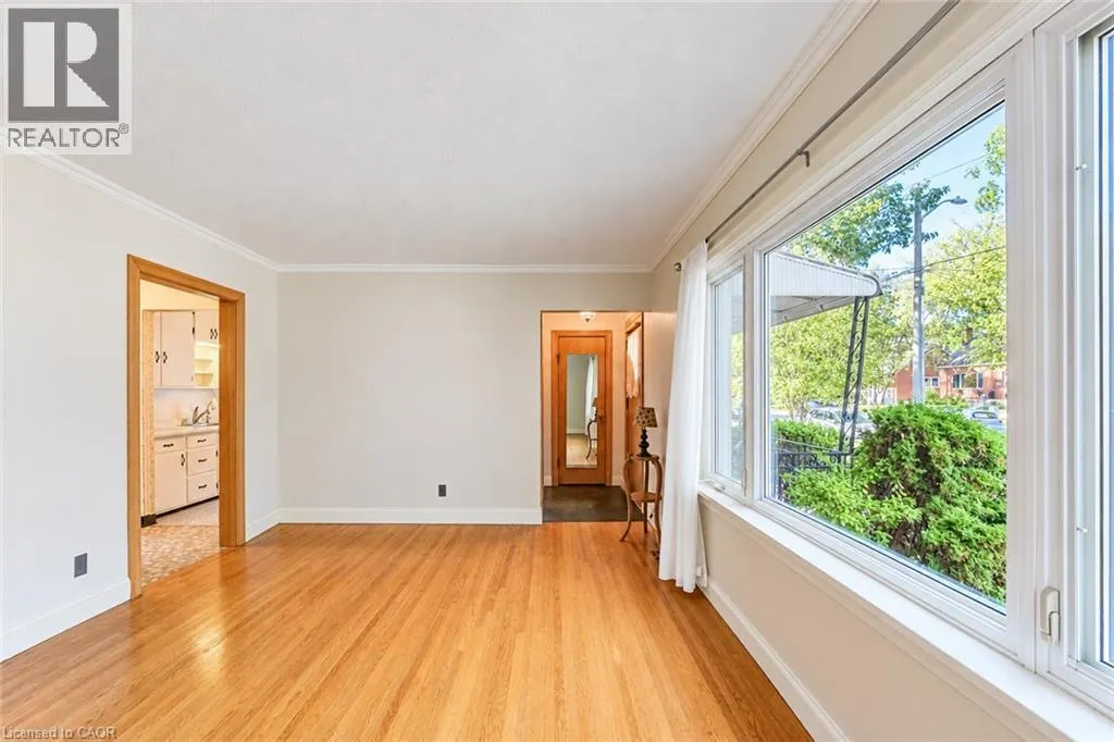 11 CRESTWOOD Avenue