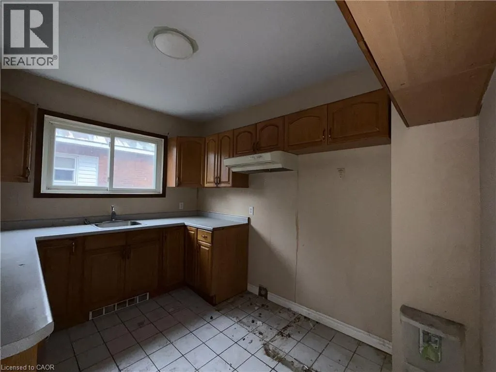 35 E ALBERT Street E