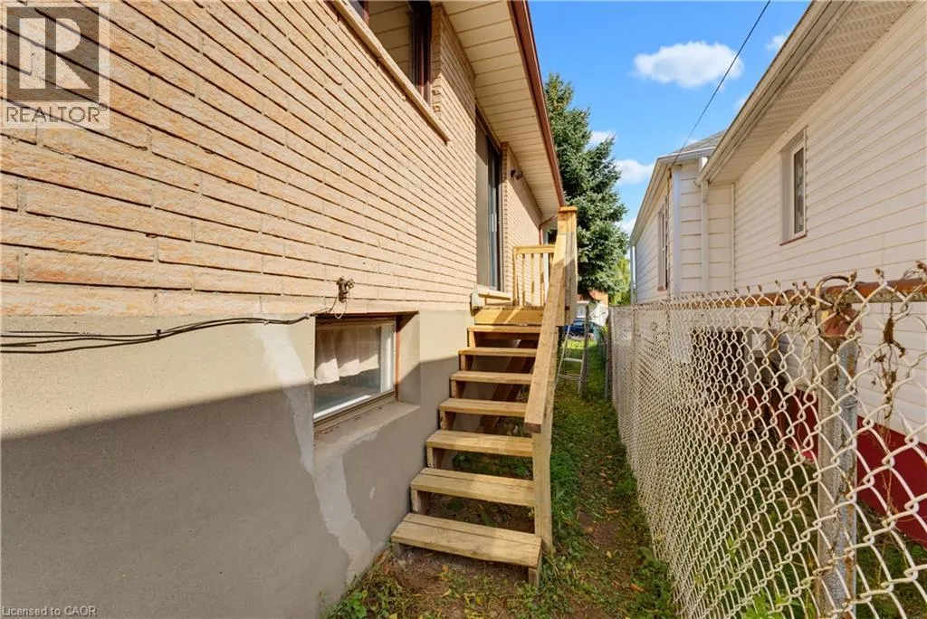427 LAWRENCE Avenue