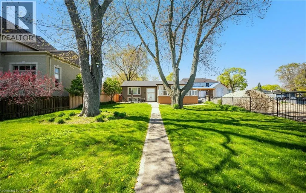 17 WENDAKEE Drive