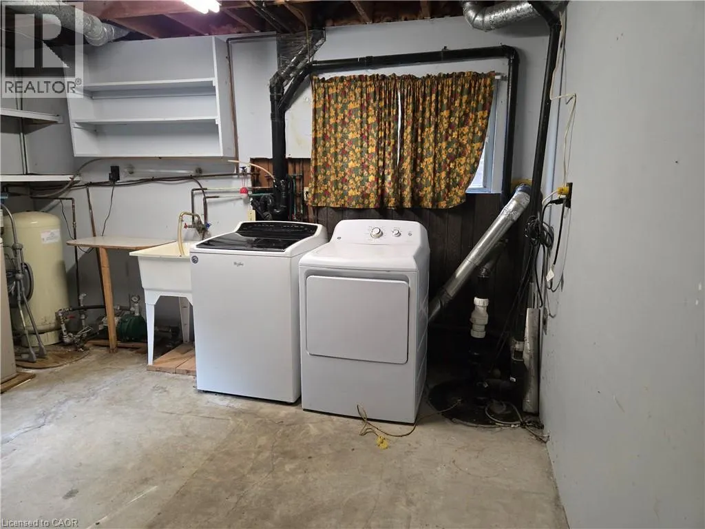8 LYNDHURST Avenue