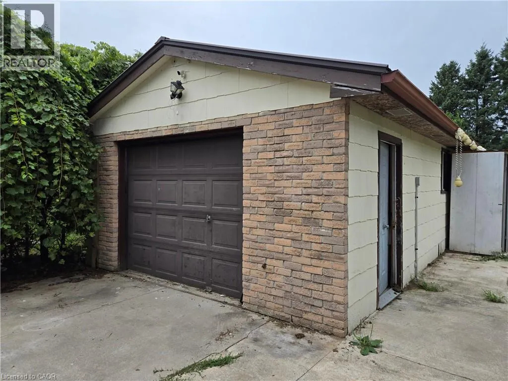 8 LYNDHURST Avenue