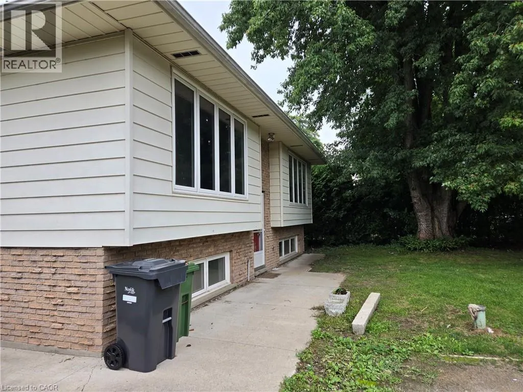 8 LYNDHURST Avenue