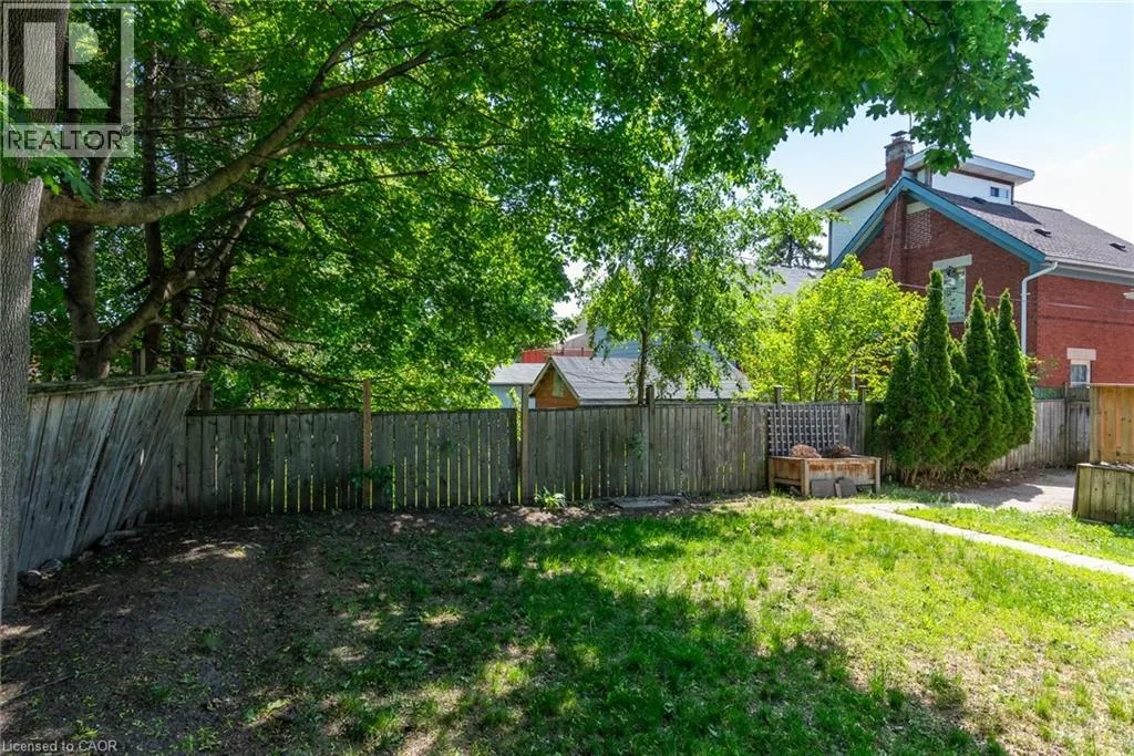 40 WOODLAND Avenue